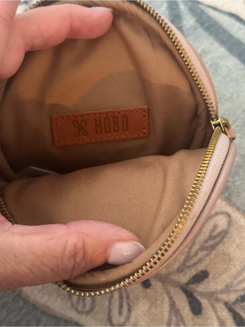 ❤️ HOBO Round Zipper Coin Pouch in Mauve - Picture 3 of 3